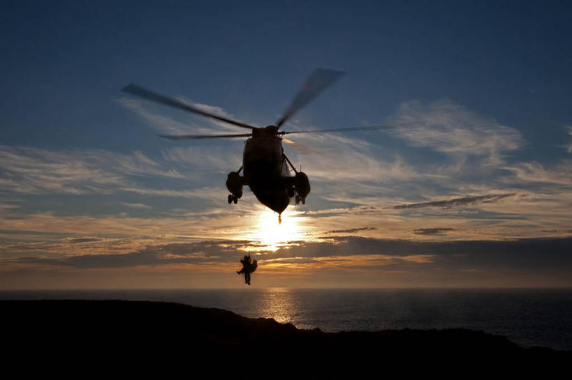 两个人,横图,室外,海洋,日落,日光,英国,吊挂,悬挂,水平线,云,半空,训练,挂,天空,运输,摄影,权威,知识,剪影,军用直升机,军事演习,彩图