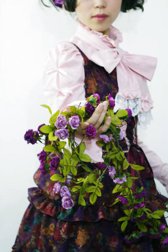 成年人,一个人,竖图,白色背景,叶子,仅一个年轻女性,仅一个女性,仅一个人,拿着,花,紫色,摄影,脆弱,清新,湖南省,年轻女性,女人,女性,年轻人,彩图,影棚拍摄