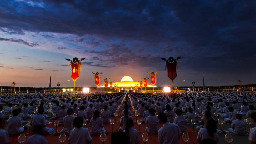 寺庙,坐,横图,室外,日落,泰国,庆祝,云,许多人,天空,一群人,摄影,宗教,佛教,照亮,宗教建筑,灵性,彩图,传统文化