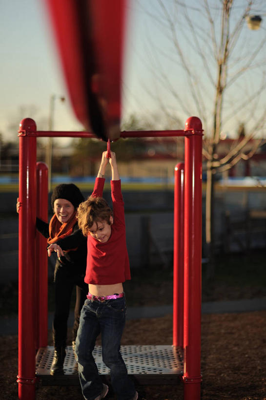 西方人,儿童,成年人,两个人,家庭,母亲,女儿,公园,推,笑,微笑,露齿笑,竖图,室外,白天,幸福,纯洁,帽子,欧洲,加拿大,欧洲人,吊挂,连接,悬挂,首都,挂,休闲装,树,小孩,红色,围巾,温暖,温馨,一家人,可爱,乐趣,童年,童趣,摄影,和睦,享乐,童真,烂漫,无邪,编织帽,渥太华,天真,年轻女性,女孩,女性,白种人,孩子,年轻人,彩图,滑索,融洽