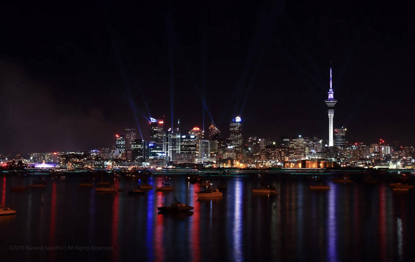 无人,横图,室外,夜晚,水,天际线,城市,建筑,摩天大楼,船,新西兰,反射,光束,塔,现代,天空,运输,摄影,照亮,彩图