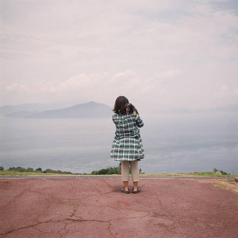 成年人,一个人,方图,室外,白天,度假,海洋,山,雾,宠物,狗,日本,仅一个女性,云,冬天,拿着,休闲装,背面,天空,自然,摄影,香川县,彩图