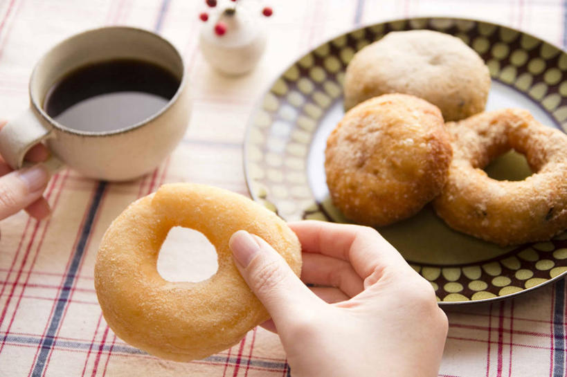 成年人,手,一个人,横图,室内,特写,日本,仅一个女性,饮品,拿着,饮料,盘子,甜食,人体,摄影,京都府,部分,可口,多纳圈,适口,茶杯,彩图