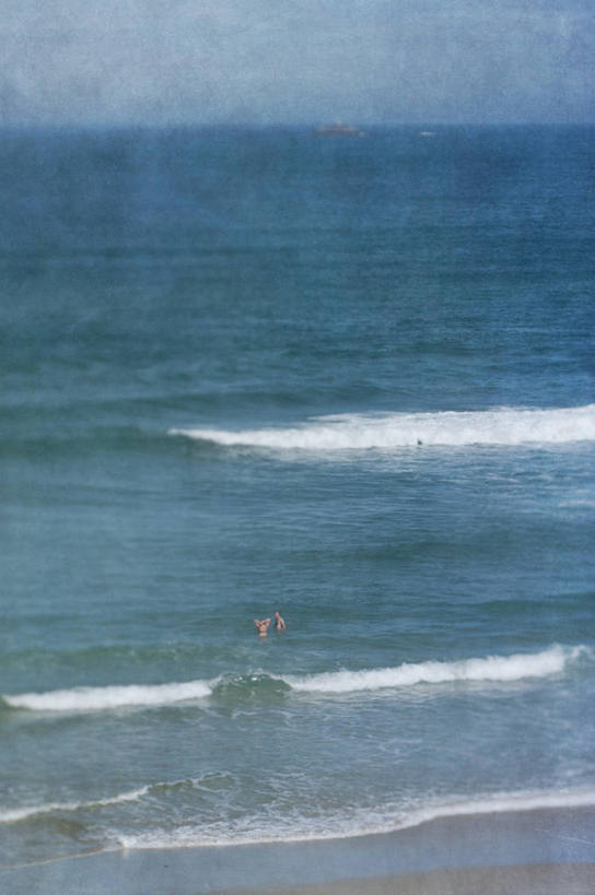 游泳,两个人,竖图,俯视,室外,白天,度假,海洋,新西兰,纹路,纹理,蓝色,波浪,乐趣,摄影,享乐,肌理,达尼丁,彩图,高角度拍摄