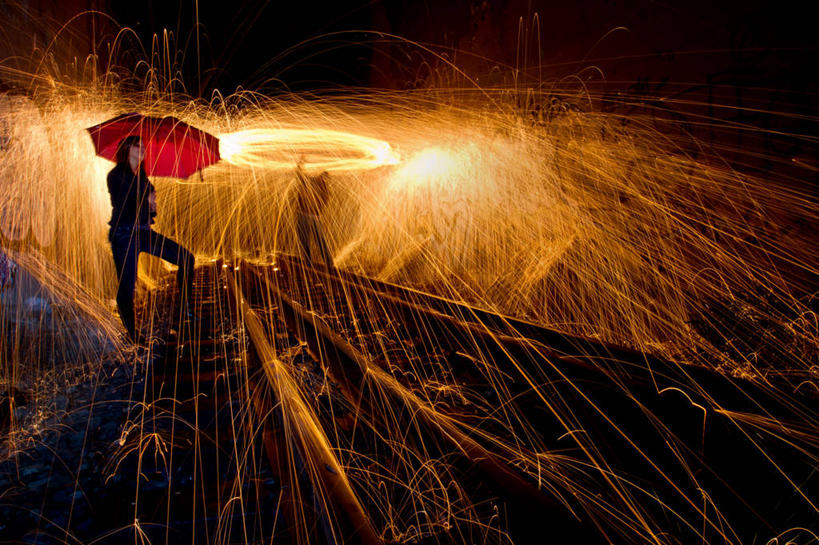 西方人,成年人,中年人,一个人,站,横图,室外,欧洲,美国,欧洲人,仅一个女性,仅一个人,环保,反射,工具,火花,伞,热,休闲装,干净,仅一个中年女性,摄影,保护,卫生,钢丝绒,去污,钢丝棉,危险,女人,女性,中年女性,白种人,洗涤用具,洗涤,彩图