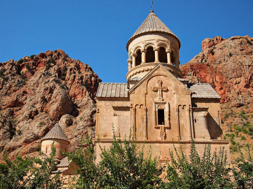 无人,教堂,横图,室外,白天,仰视,植物,建筑,日光,亚美尼亚,十字架,悬崖,历史,摄影,基督教,宗教建筑,岩层,万里无云,岩石,彩图,低角度拍摄