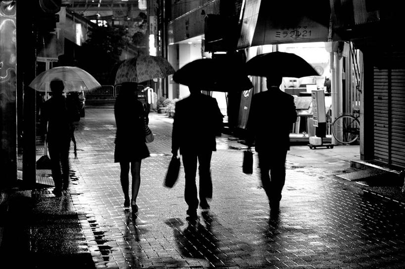 成年人,四个人,横图,黑白,室外,夜晚,雨,街道,日本,湿,反射,伞,天气,拿着,摄影,保护,照亮,合伙,岐阜县,男人,女人,步行