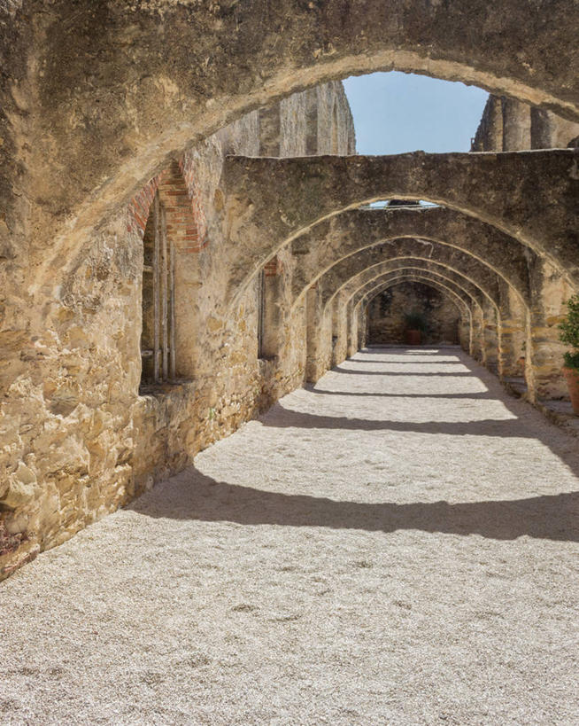 无人,竖图,室外,白天,建筑,日光,美国,一排,阴影,节日,整齐,拱门,历史,文化,排列,祈祷,健康,许愿,摄影,宗教,回廊,信仰,纪念,宁静,祈求,基督教,队列,天主教,修道院,信念,德克萨斯,圣安东尼奥市,神学院,修院,隐修院,平安,彩图