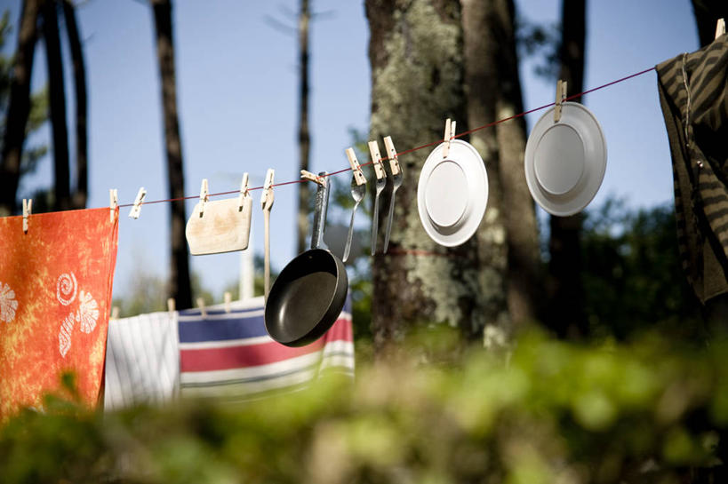 无人,横图,室外,白天,日光,西班牙,巴塞罗那,一排,吊挂,悬挂,整齐,支架,挂,树,树干,排列,天空,盘子,晾衣服,摄影,多样,煎锅,卫生,队列,衣夹,厨房器具,烘干,彩图