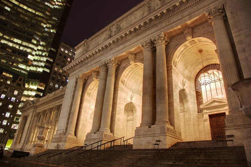 无人,图书馆,栏杆,横图,室外,夜晚,仰视,城市,建筑,摩天大楼,纽约,美国,柱子,拱门,教育,现代,台阶,地标建筑,摄影,宁静,照亮,反差,第五大道,纽约州,纽约公立图书馆,彩图,低角度拍摄
