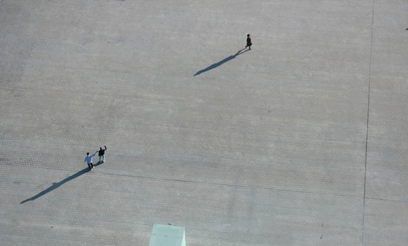 三个人,站,横图,俯视,室外,白天,日光,西班牙,巴塞罗那,阴影,摄影,加泰隆尼亚,步行,彩图,高角度拍摄