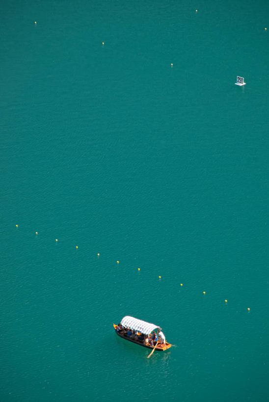 竖图,俯视,室外,白天,湖,船,斯洛文尼亚,一排,整齐,排列,运输,摄影,浮标,桨,队列,彩图,高角度拍摄,旅行