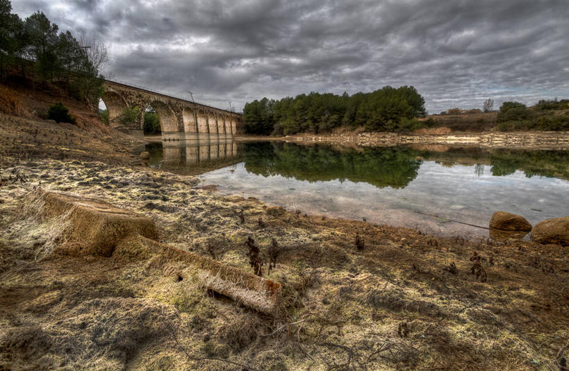 无人,横图,室外,白天,水,多云,西班牙,反射,地形,云,联系,拱桥,水库,草,树,自然,摄影,卡斯特利翁省,彩图