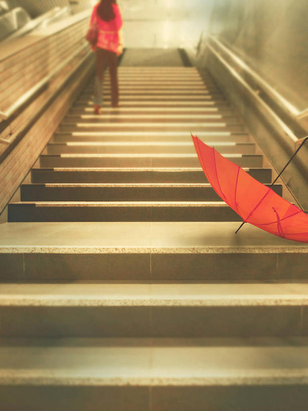 成年人,一个人,竖图,室内,楼梯,日本,仅一个女性,伞,横滨,休闲装,背面,红色,摄影,步行,彩图,损失