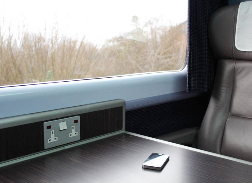 无人,横图,通讯,技术,窗户,桌子,英国,木纹,联系,现代,开关,运输,摄影,车座,智能手机,无线电技术,格洛斯特郡,电话机,彩图,旅行