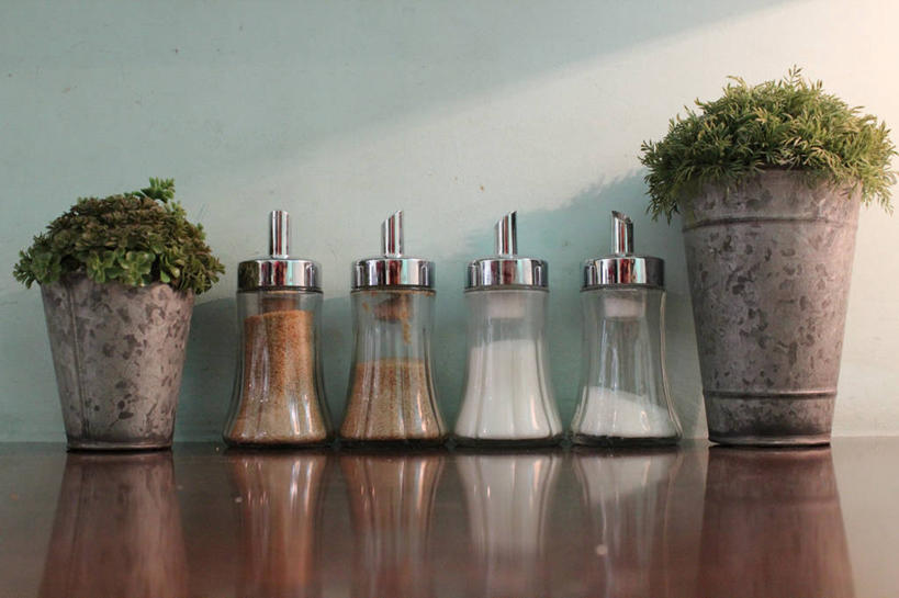 无人,横图,室内,白天,植物,静物,花盆,西班牙,巴塞罗那,一排,准备,整齐,透明,罐子,糖,饮食,排列,白色,摄影,砂糖,队列,红糖,彩图,咖啡馆