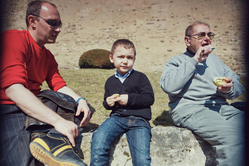 西方人,儿童,成年人,中年人,老年人,三个人,父亲,儿子,祖父,坐,吃,横图,室外,白天,毛衣,纯洁,鞋子,日光,欧洲,捷克,欧洲人,眼镜,拿着,休闲装,外套,草,小孩,太阳镜,春天,张嘴,可爱,童年,童趣,摄影,腕表,享乐,关爱,张大嘴巴,童真,烂漫,无邪,中欧,捷克共和国,波西米亚,天真,老年男性,男孩,男人,男性,中年男性,白种人,孩子,孙子,张开嘴,半身,彩图,爱