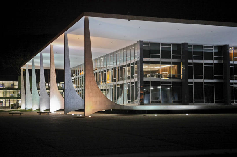 无人,横图,室外,夜晚,建筑,巴西,一排,整齐,柱子,法院,首都,座位,排列,南美,摄影,照亮,权威,南美洲,拉丁美洲,队列,政府,美洲,美国最高法院,巴西联邦共和国,首府,亚美利加洲,南亚美利加洲,巴西利亚,巴西里亚,彩图,法律