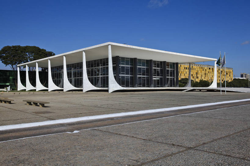 无人,横图,室外,白天,建筑,旗帜,巴西,柱子,长椅,法院,首都,现代,树,南美,摄影,权威,南美洲,拉丁美洲,政府,美洲,美国最高法院,万里无云,巴西联邦共和国,首府,亚美利加洲,南亚美利加洲,巴西利亚,巴西里亚,彩图,法律