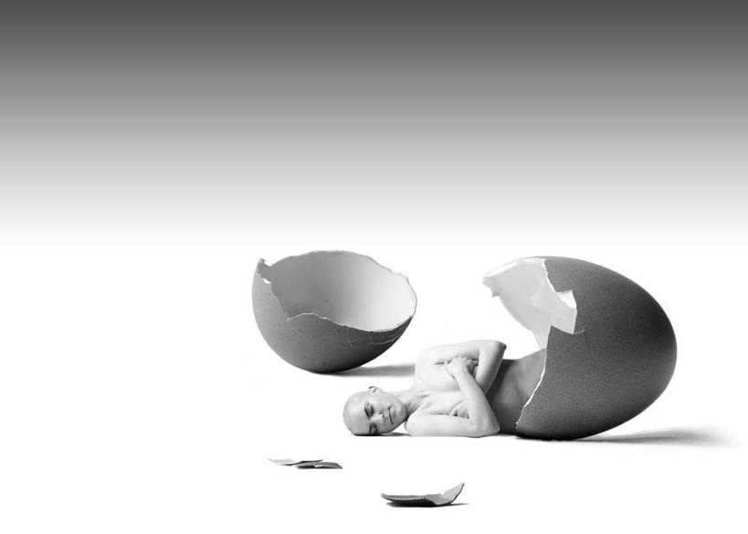 成年人,中年人,一个人,躺,双手交叉,横图,黑白,爱尔兰,仅一个女性,仅一个人,灰色背景,蛋,仅一个中年女性,摄影,双手抱胸,想法,开端,女人,女性,中年女性,半身,影棚拍摄