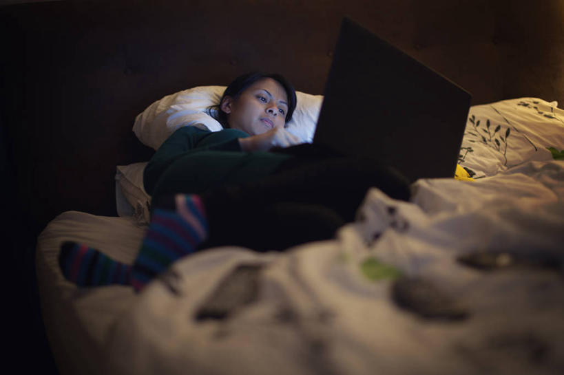 成年人,中年人,一个人,躺,横图,室内,笔记本电脑,技术,床,卧室,加拿大,仅一个女性,仅一个人,敲打,联系,休闲装,输入,袜子,打字,仅一个中年女性,放松,摄影,点击,敲击,无线电技术,温哥华,大不列颠哥伦比亚,按键,女人,女性,中年女性,彩图,菲律宾人