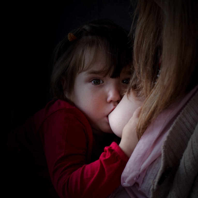 西方人,儿童,成年人,中年人,脸,头,脸颊,乳房,两个人,家庭,母亲,女儿,方图,室内,纯洁,西班牙,欧洲,欧洲人,哺乳,休闲装,肩膀,小孩,温暖,温馨,一家人,可爱,童年,童趣,摄影,部分,和睦,关爱,肖像,童真,烂漫,无邪,巴伦西亚省,天真,女孩,女性,中年女性,白种人,孩子,头部,脸部,脸蛋,面部,彩图,融洽