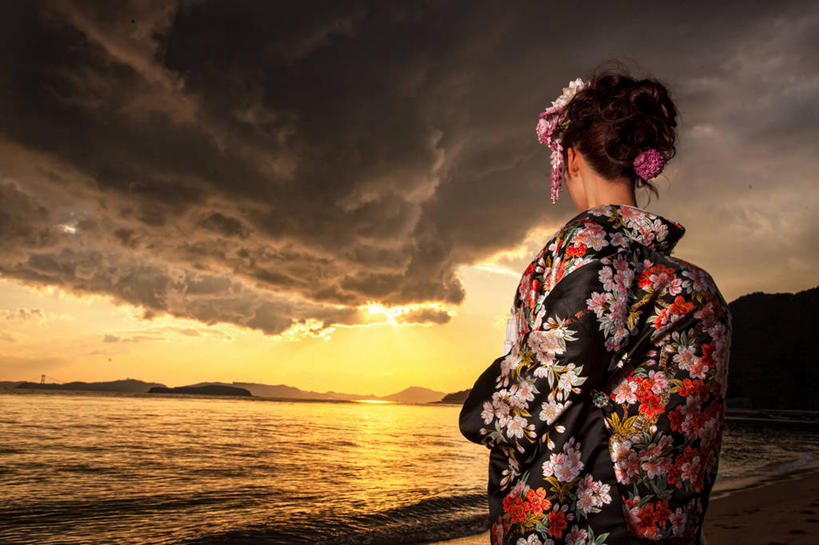 成年人,一个人,新娘,站,横图,室外,海洋,日落,山,日本,仅一个女性,和服,庆祝,日本文化,盛开,反射,花蕾,花,花瓣,花朵,鲜花,一朵,背面,风景,天空,自然,花苞,花蕊,思考,摄影,发髻,冈山县,海滩,半身,彩图