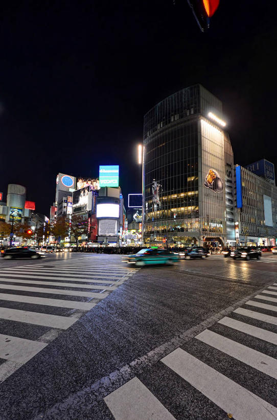 无人,竖图,室外,夜晚,长时间曝光,仰视,城市,道路,建筑,路,公路,汽车,东京,日本,亚洲,日本文化,交通,首都,车,交通工具,运输,摄影,照亮,载具,市区,交通标志,东亚,本州,关东地方,本州岛,日本国,东京都,涩谷,涉谷,涩谷区,马路,彩图,低角度拍摄,涩谷站,横越