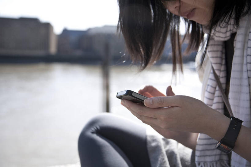 成年人,中年人,一个人,打电话,横图,室外,特写,白天,通讯,技术,河流,英国,仅一个女性,仅一个人,触摸屏,首都,联系,休闲装,泰晤士河,低头,仅一个中年女性,摄影,腕表,垂头,女人,女性,中年女性,中国人,电话机,休闲活动,触摸,彩图