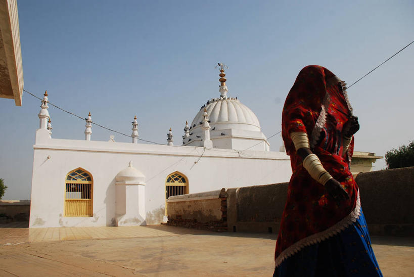 成年人,一个人,横图,室外,白天,建筑,巴基斯坦,仅一个女性,摄影,宗教,坟墓,圆顶建筑,印度文化,纱丽,万里无云,步行,彩图