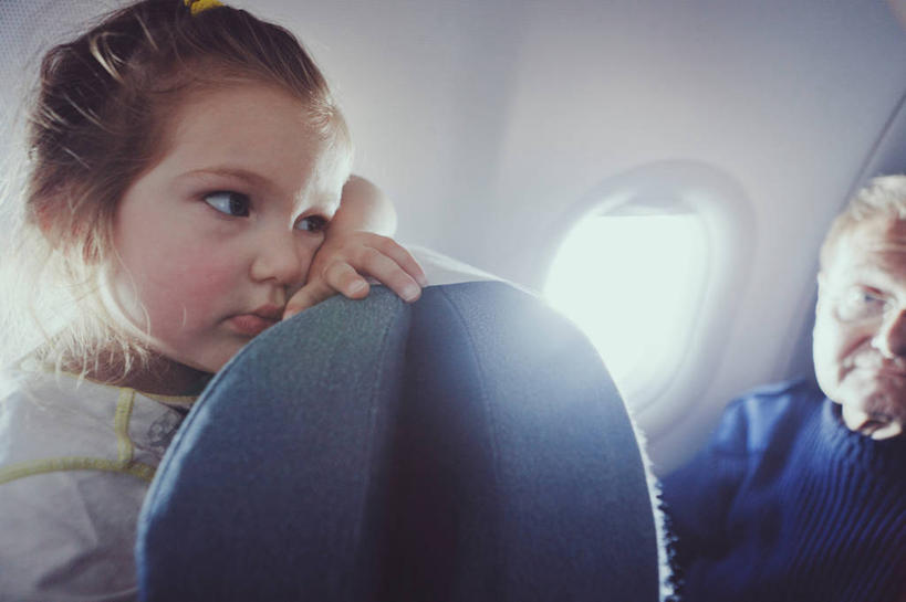 西方人,儿童,成年人,老年人,脸,头,脸颊,两个人,祖父,横图,室内,特写,白天,纯洁,旅途,窗户,飞机,日光,西班牙,欧洲,巴塞罗那,欧洲人,光,休闲装,肩膀,小孩,靠,靠着,可爱,童年,童趣,运输,摄影,汽车部件,童真,烂漫,无邪,天真,老年男性,男人,男性,女孩,女性,白种人,孩子,头部,脸部,脸蛋,面部,孙女,彩图,旅行,幼儿,代沟