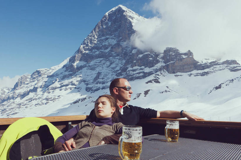 啤酒,西方人,成年人,中年人,脸,头,脸颊,两个人,坐,横图,室外,白天,雪,雪山,瑞士,欧洲,欧洲人,连接,酒类,首都,休闲装,伯尔尼,肩膀,酒,饮料,自然,啤酒杯,太阳镜,放松,寒冷,摄影,万里无云,异性恋,艾格峰,年轻女性,中年男性,白种人,年轻人,头部,脸部,脸蛋,面部,休闲活动,半身,彩图