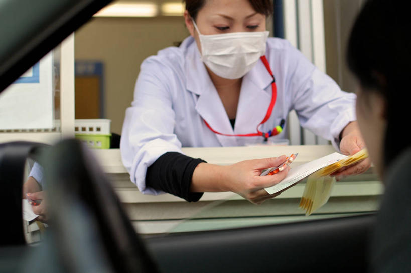 东方人,成年人,中年人,脸,头,脸颊,一个人,两个人,横图,室内,白天,窗户,汽车,日本,亚洲,仅一个女性,仅一个人,药,反射,分离,过滤,分开,拿着,黄种人,肩膀,方向盘,口罩,看,靠,靠着,仅一个中年女性,日本人,隔断,遮掩,运输,摄影,药房,保护,隔离,卫生,掩盖,遮挡,净化,清单,间隔,预防,汽车部件,遮盖,实验服,身份证,防尘,掩饰,断绝,隔开,屏蔽,屏绝,远离,中断,阻遏,阻隔,鸟取,女人,女性,中年女性,亚洲人,头部,脸部,脸蛋,面部,彩图