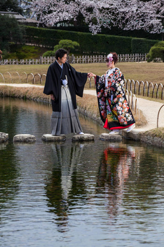 东方人,成年人,两个人,夫妻,新娘,新郎,站,竖图,室外,爱情,湖,日本,亚洲,波纹,和服,日本文化,反射,篱笆,浪漫,黄种人,日本人,恩爱,恋人,摄影,协助,支撑,垫脚石,冈山县,异性恋,年轻男性,年轻女性,亚洲人,年轻人,夫妇,情侣,步行,彩图,爱,伴侣,横越