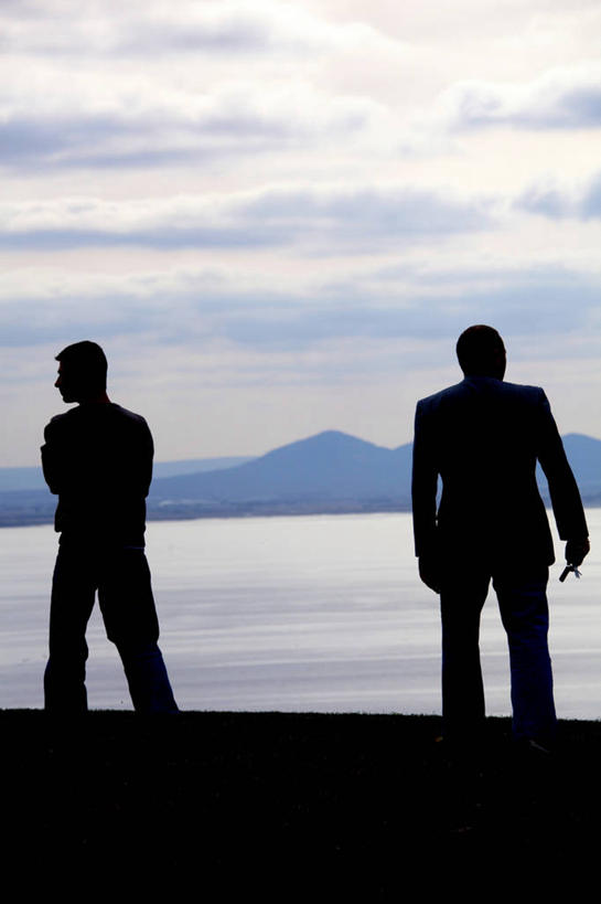 西方人,成年人,中年人,两个人,竖图,室外,山,欧洲,澳大利亚,欧洲人,休闲装,自然,黄昏,摄影,宁静,剪影,车钥匙,中年男性,白种人,步行,彩图