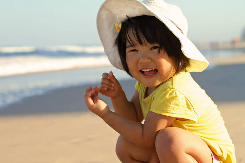 儿童,一个人,蹲,笑,横图,室外,白天,快乐,幸福,纯洁,海洋,帽子,日光,澳大利亚,仅一个女性,仅一个人,休闲装,小孩,遮阳帽,仅一个小孩,可爱,乐趣,童年,童趣,摄影,享乐,童真,烂漫,无邪,黄金海岸,无忧无虑,天真,女孩,女人,女性,孩子,海滩,彩图,女生