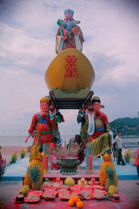 寺庙,竖图,室外,白天,马来西亚,标志,雕像,符号,文字,香炉,字符,字母,云,标识,饮食,佛香,天空,摄影,宗教,宗教建筑,性别符号,灵性,彩图,男性符号,马来文化