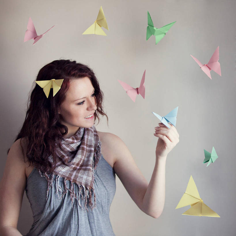 成年人,一个人,站,方图,室内,幸福,加拿大,仅一个年轻女性,仅一个女性,仅一个人,吊挂,悬挂,艺术,折纸,纸艺,手工艺品,挂,拿着,休闲装,文化,飞,围巾,纸制品,工艺品,看,摄影,多样,创造力,高雅,享乐,工艺折纸,自信心,品位,萨斯喀彻温省,想法,美术工艺,萨斯卡通,年轻女性,女人,女性,年轻人,长发,半身,彩图