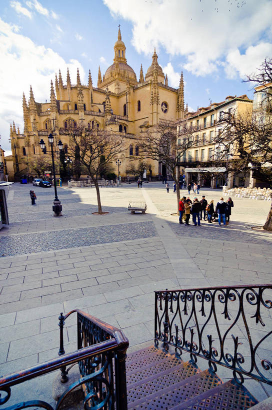 广场,教堂,站,竖图,室外,白天,建筑,西班牙,欧洲,云,历史,塞哥维亚,台阶,树,天空,摄影,宗教,基督教,南欧,铁艺,首府,省会,西班牙王国,卡斯蒂利亚,塞戈维亚,塞哥维亚省,卡斯蒂利亚.莱昂,彩图,大教堂,塞戈维亚大教堂,塞戈维亚省