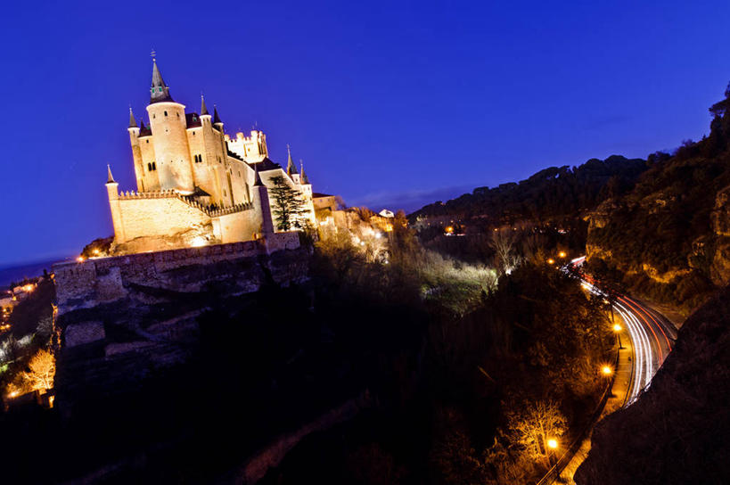 无人,横图,室外,夜晚,山,建筑,汽车,西班牙,城堡,历史,车,交通工具,摄影,车灯,照亮,载具,阿尔卡萨城堡,万里无云,塞戈维亚,彩图,塞戈维亚省