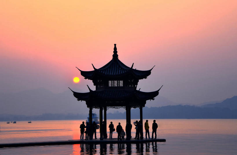 横图,室外,海洋,日落,山,太阳,建筑,西湖,日光,反射,许多人,宝塔,浙江省,天空,自然,一群人,乐趣,摄影,宗教,杭州,享乐,宗教建筑,剪影,彩图