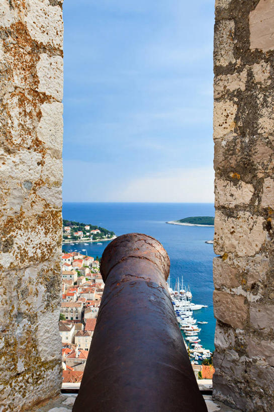 无人,竖图,室外,白天,海洋,克罗地亚,岛,水平线,乡村,云,历史,风景,天空,自然,炮,摄影,宁静,要塞,斯普利特,彩图,赫瓦尔