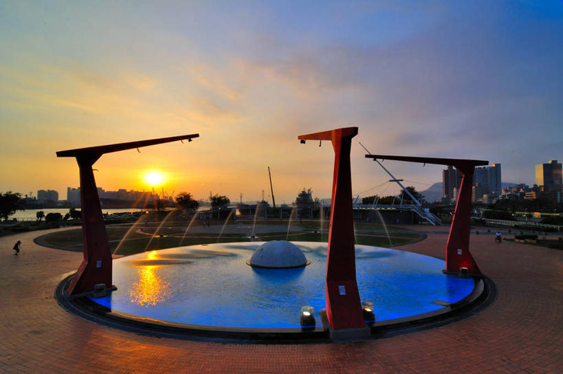 广场,横图,室外,日落,太阳,喷泉,台湾,日光,反射,云,历史,天空,摄影,高雄,彩图