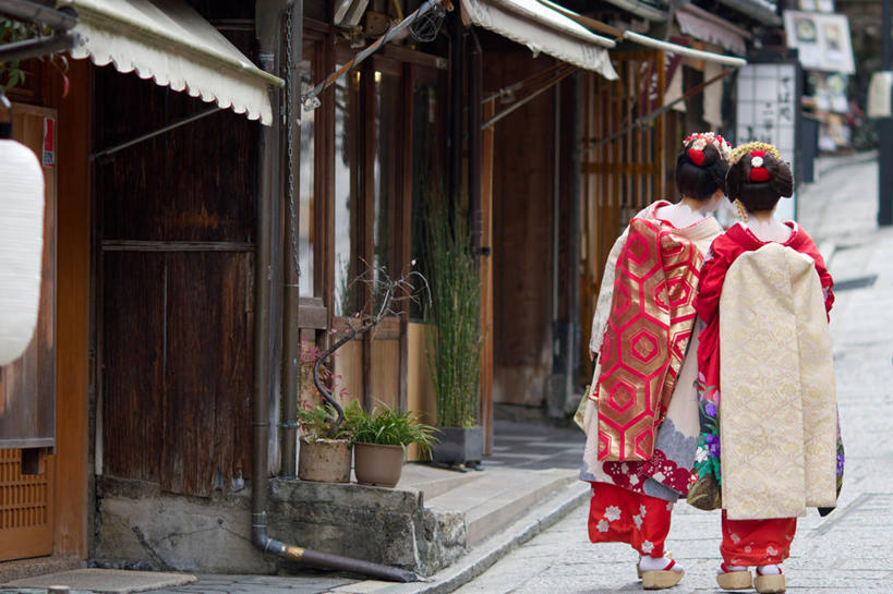 成年人,两个人,横图,室外,白天,建筑,街道,日本,和服,日本文化,背面,摄影,京都府,步行,彩图,舞妓