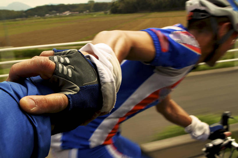 成年人,手,两个人,摄影师,运动员,横图,室外,白天,运动模糊,运动服,运动,竞争,自行车,日本,头饰,车,脚踏车,骑,交通工具,骑车,人体,摄影,迅速,部分,载具,自行车头盔,鸟取,手牵手,半身,彩图