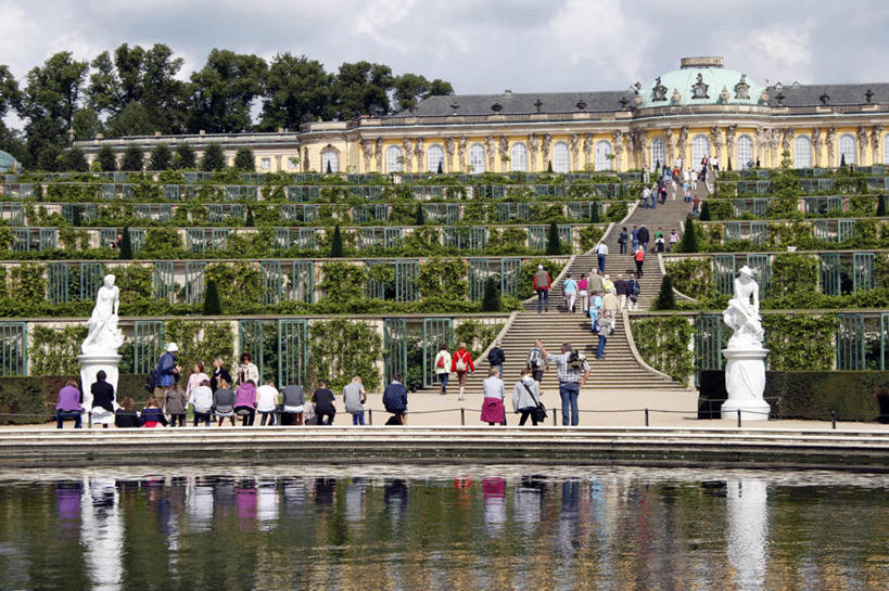 坐,横图,室外,白天,植物,楼梯,德国,行人,游客,游人,反射,雕像,城堡,云,首都,历史,柏林,葡萄园,路人,旅客,树,地标建筑,摄影,德国文化,波茨坦,过客,死水,步行,彩图