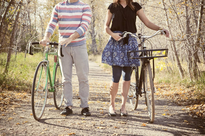 成年人,两个人,站,横图,室外,白天,毛衣,裙子,自行车,鞋子,加拿大,连接,条纹,拿着,休闲装,树,摄影,卡尔加里,异性恋,亚伯达,冒险,男人,女人,休闲活动,彩图,爱