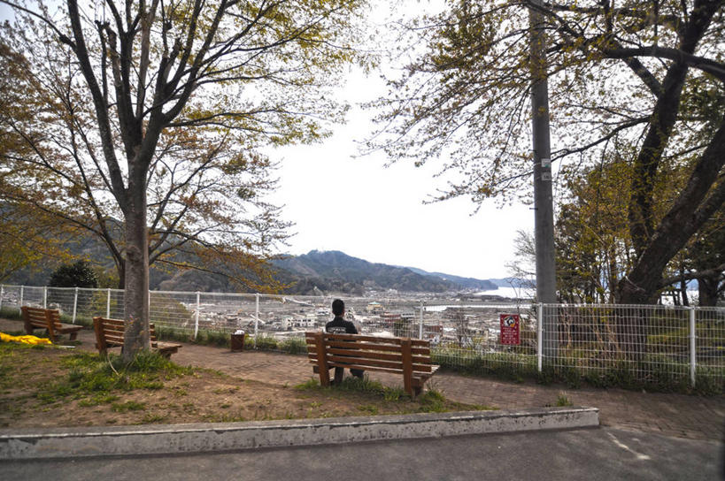 成年人,一个人,坐,横图,室外,白天,山脉,日本,仅一个男性,金属,长椅,房屋,篱笆,城镇,树,天空,自然,放松,摄影,园林,岩手县,休闲活动,彩图