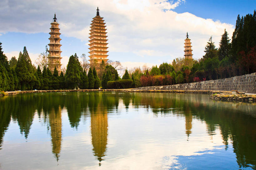 无人,寺庙,横图,室外,白天,建筑,大理,对称,反射,云,围墙,宝塔,树,天空,自然,摄影,宗教,云南省,崇圣寺,死水,彩图