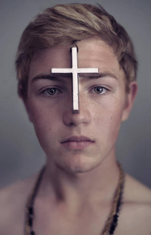 西方人,儿童,少年,脸,头,脸颊,前额,头发,一个人,竖图,纯洁,欧洲,美国,欧洲人,仅一个男性,仅一个人,灰色背景,十字架,肩膀,仅一个年轻男性,小孩,金色,可爱,童年,童趣,摄影,宗教,铁环,锁链,链条,基督教,束缚,限制,肖像,童真,烂漫,无邪,约束,天真,男人,男性,年轻男性,白种人,孩子,头部,脸部,脸蛋,面部,彩图,影棚拍摄